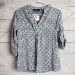 NWT Liza Byrd Gray White Geometric‎ Women's V-Neck Shirt Roll Tab Sleeve Sz XS